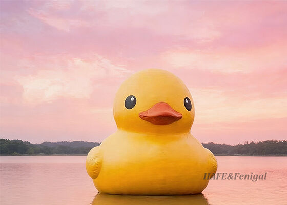 Niestandardowo zaprojektowane, nadmuchane karykatury żółtych kaczek nadają się do parków na świeżym powietrzu i mogą być używane na wodzie